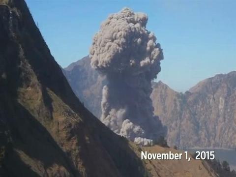 Bali flights cancelled as volcano erupts