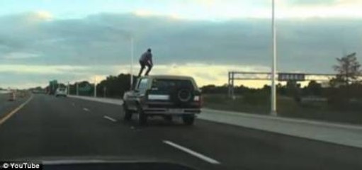 Mais qui conduit cette voiture?