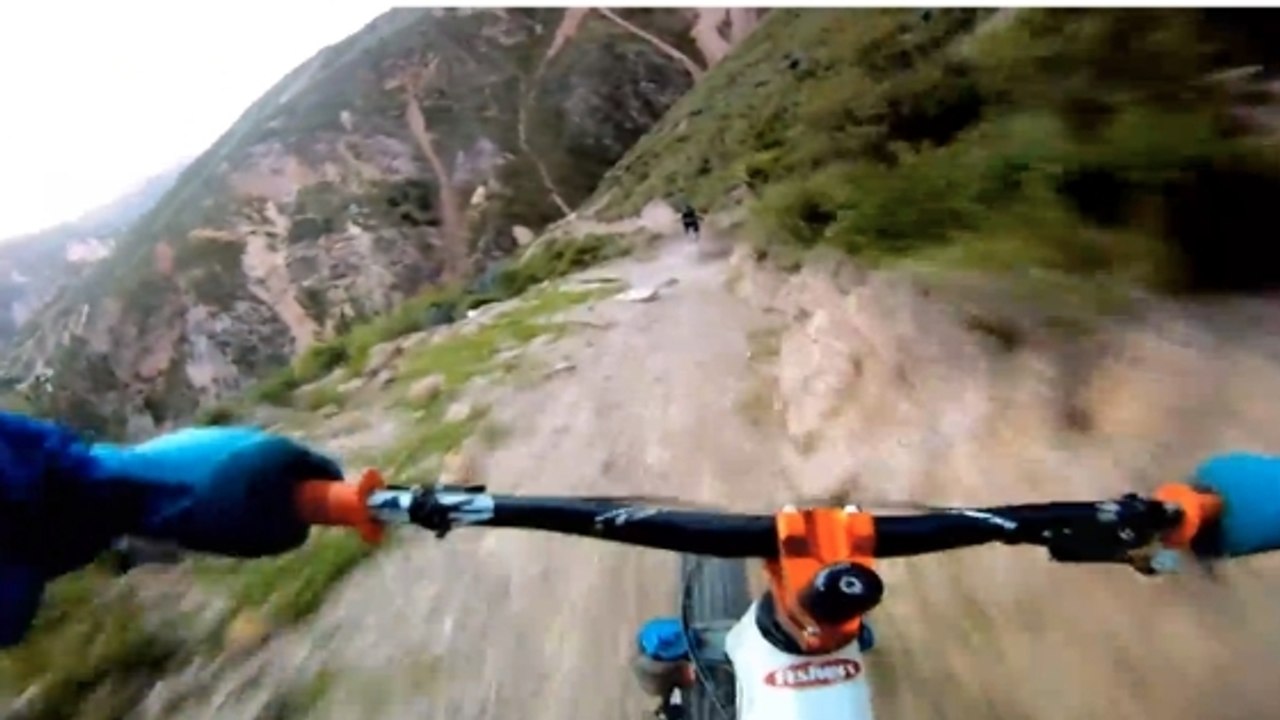 VTT : Une descente incroyable en caméra embarquée au bord du vide