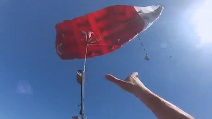 Il frôle la mort en sautant dans le vide avec un parachute défectueux