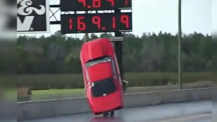 Une voiture de course s'envole et se crashe violemment