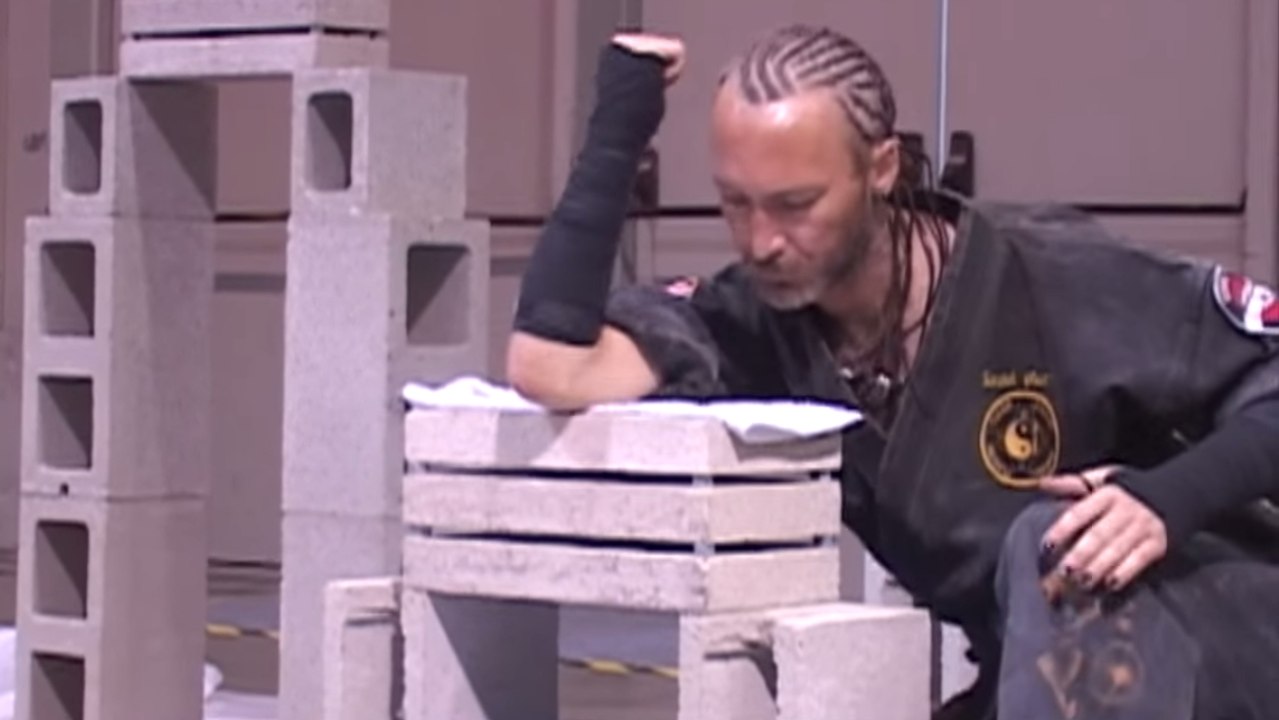 Fail : Un karatéka essaie de casser des briques mais se rate complètement