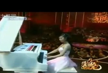 Elle joue du piano alors qu'elle n'a pas de doigt à la main droite