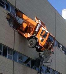 Un camion de 16 tonnes reste pendu dans le vide