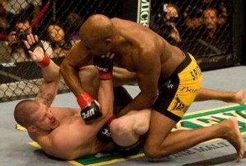 Anderson Silva met KO son adversaire avec un coup de coude magistral