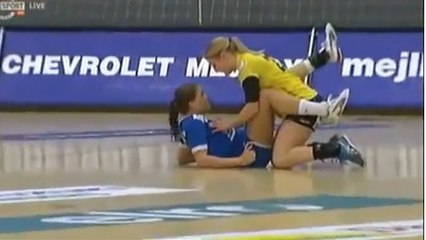 Une handballeuse touche les seins d'une adversaire après une chute