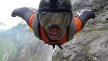 Wingsuit : James Russell passe sous une cascade d'eau en Suisse