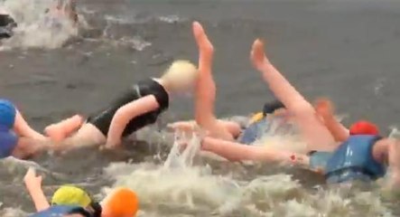 Une course de poupées gonflables pour la journée de l'Homme en Lituanie