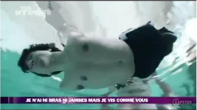 Il parvient à nager sans bras ni jambes !
