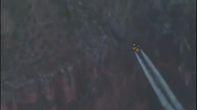 Jetman vole au dessus du Grand Canyon
