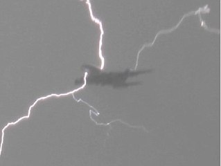 La foudre frappe un avion en plein vol
