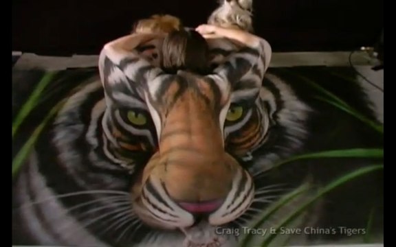 Ces trois femmes nues forment un tigre très sensuel