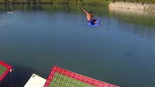 Des sauts de folie à base de Slip and Slide au Pays Basque