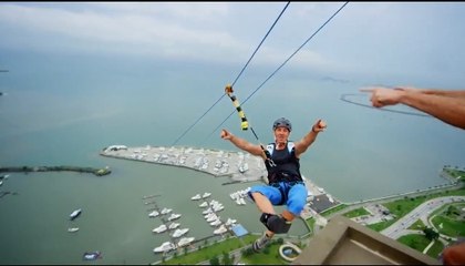 Un saut vertigineux avec la plus grande tyrolienne urbaine au monde