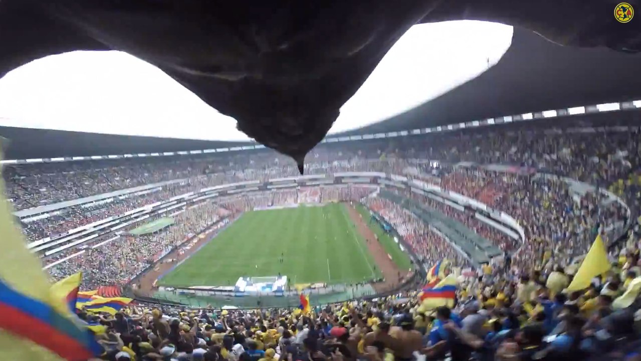 Voyage en caméra embarquée avec l'aigle du Club América au stade Azteca