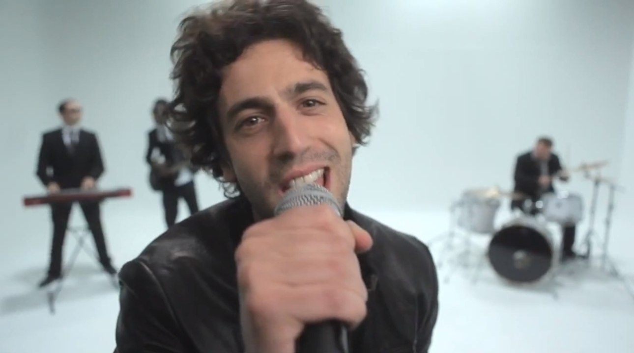 Max Boublil chante "les mythos"