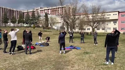 Üniversiteliler soğuk havaya rağmen "Sen de Koşabilirsin" etkinliğine katıldı