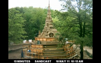 Observez la construction du plus haut château de sable en vidéo