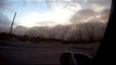 Il filme la tempête de sable de Phoenix depuis sa voiture