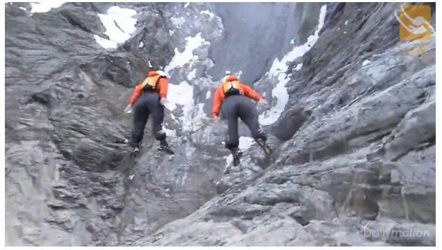 Du parachutisme à quelques mètres d'une falaise !