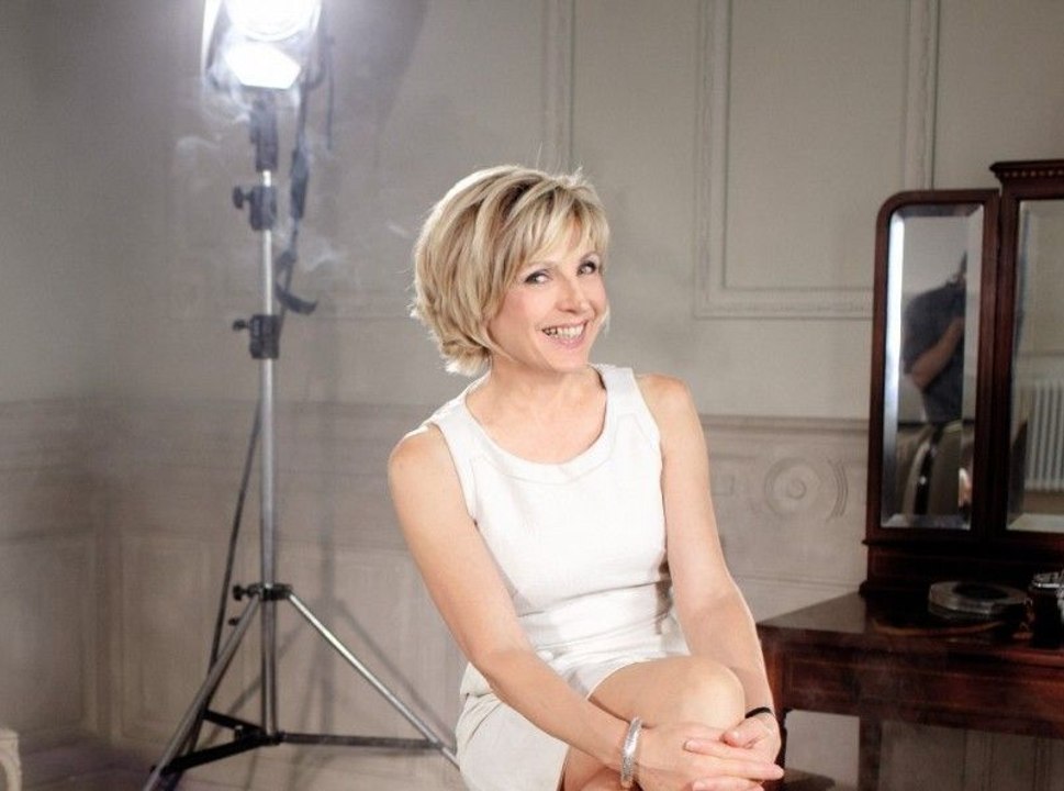 Jalousée par ses amies, Evelyne Dhéliat dévoile le secret de sa silhouette parfaite à 72 ans !