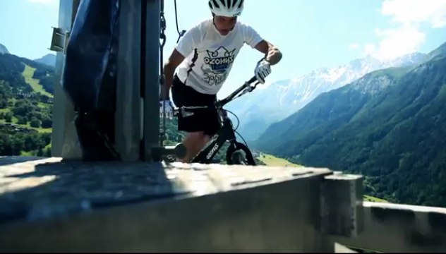 Découvrez la performance de trois bikers sur le toit d'un téléphérique en vidéo