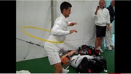 Novak Djokovic s'amuse dans les vestiaires de Wimbledon