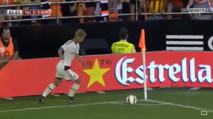 Keisuke Honda tire le pire corner de l'année ! Incroyable fail !