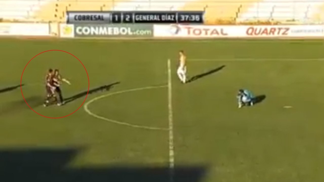 Deux joueurs de la même équipe expulsés pour s'être bagarrés en plein match