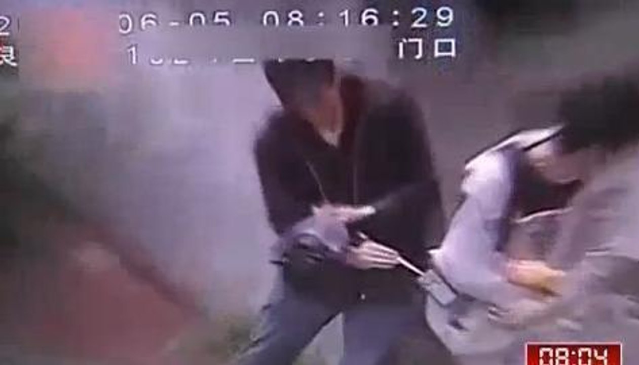 Il vole un portable avec des baguettes chinoises