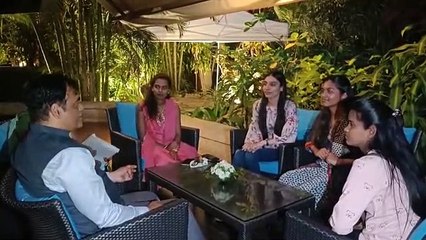 यूक्रेन से लौटी चार छात्राओं से मिले शिक्षा मंत्री