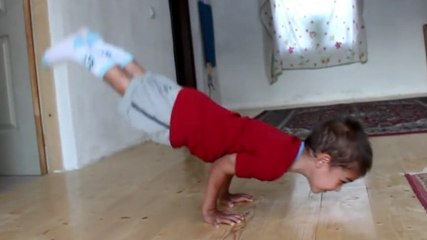 A 5 ans, il multiplie les pompes à 90°. C'est l'enfant le plus fort du monde