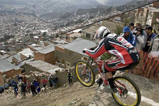 Downhill : Une incroyable descente en MTB dans les favelas du Brésil