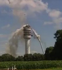 Un émetteur haut de 300 mètres s'éffondre
