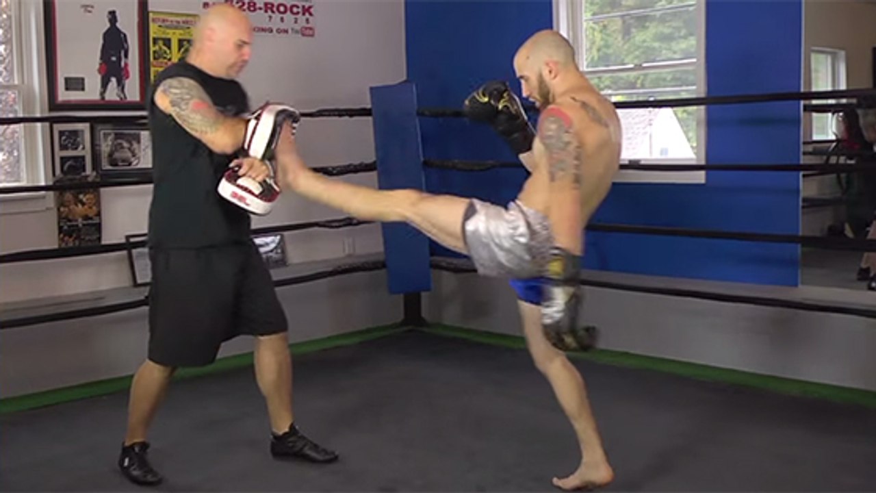Muay Thai : Apprenez la bonne technique pour donner un coup de pied chassé