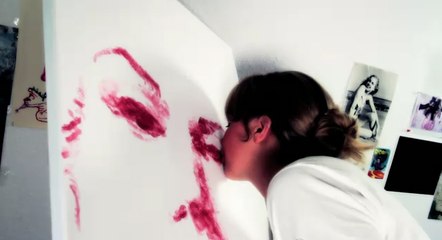 Découvrez une artiste-peintre qui peint à l'aide de ses lèvres