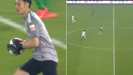Un gardien chinois pète les plombs et remonte le terrain en dribblant