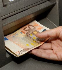 Elle attaque un distributeur de billets avec son escarpin