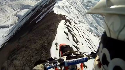Motocross : Il ride sur le fil du rasoir au sommet d'une montagne enneigée