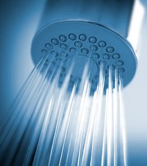 Dometti invente la douche sous les palmiers