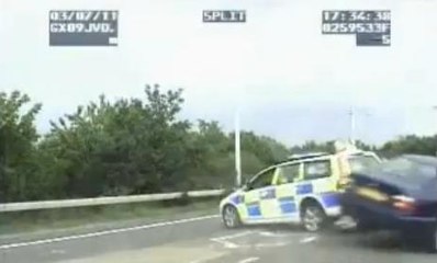 Un policier renversé par une voiture, rattrape le bandit