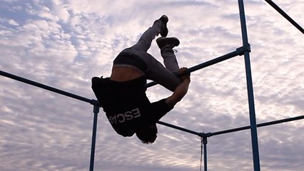 Street Workout : un acrobate fait des figures complètement dingues