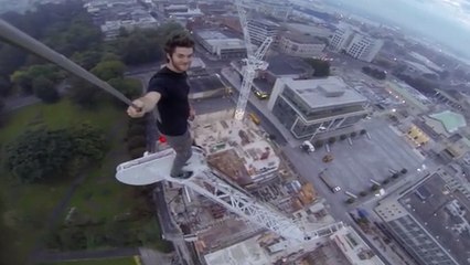 Le selfie ultime pris par un freerunner perché au sommet d'une tour