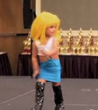 Une mère habille sa fille comme Julia Roberts dans Pretty Woman