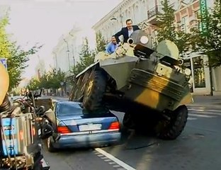 Lituanie: Un maire démolit une voiture de luxe mal garée