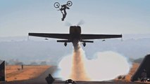 Dirtbike : Un backflip de folie au-dessus d'un avion