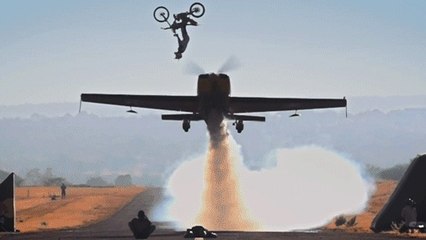 Dirtbike : Un backflip de folie au-dessus d'un avion