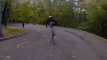Downhill : Il dévale une colline debout sur son vélo