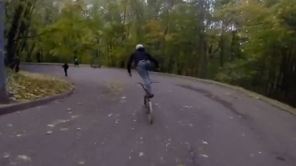 Downhill : Il dévale une colline debout sur son vélo