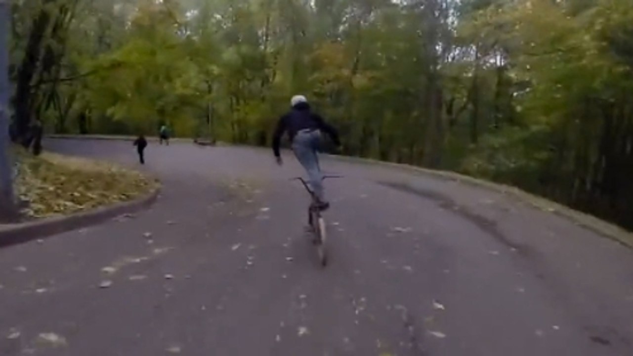 Downhill : Il dévale une colline debout sur son vélo